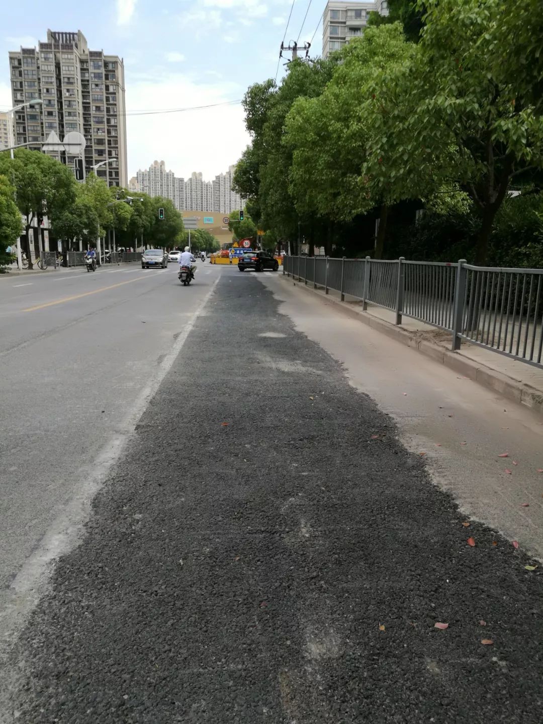 【聚焦民生】高跃路路面已经整体沦陷!