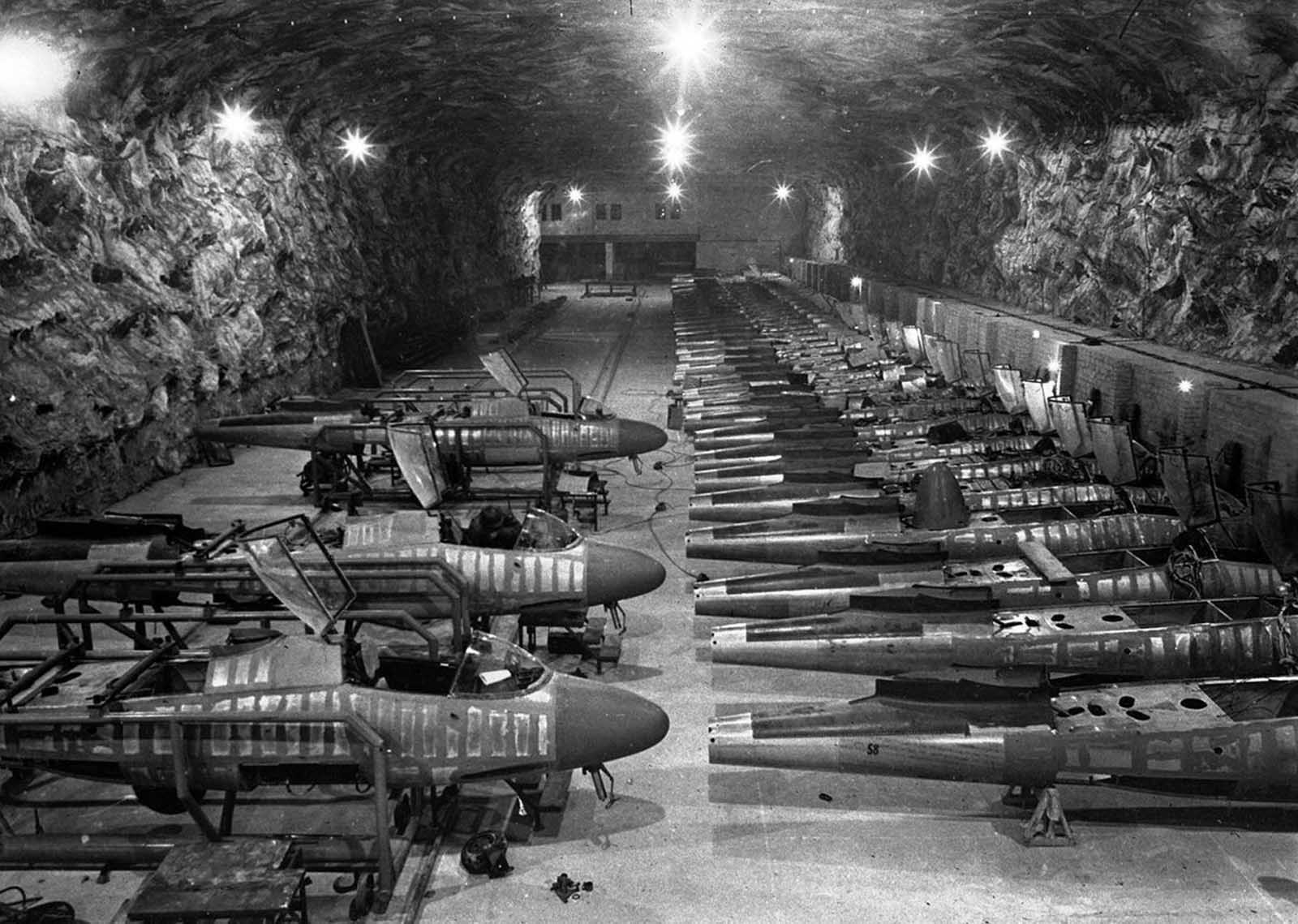1/8二战老照片,美国士兵缴获的德国兵工厂,里面放着当时最先进的武器