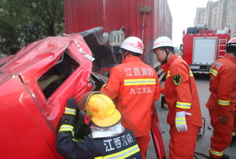 危险连着两天九江发生两起大货车相撞人员被困事故