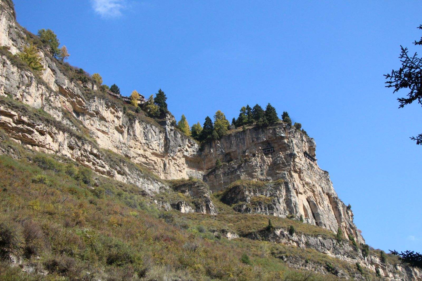 蘆芽山風景名勝區位於呂梁山北端,晉西北腹地,景區平均海拔2000米以上