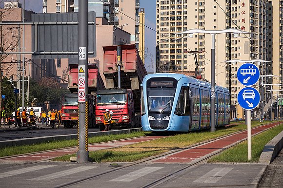 亦莊線均是位於郊區,成都於去年12月26日開通的蓉2號線有軌電車也是