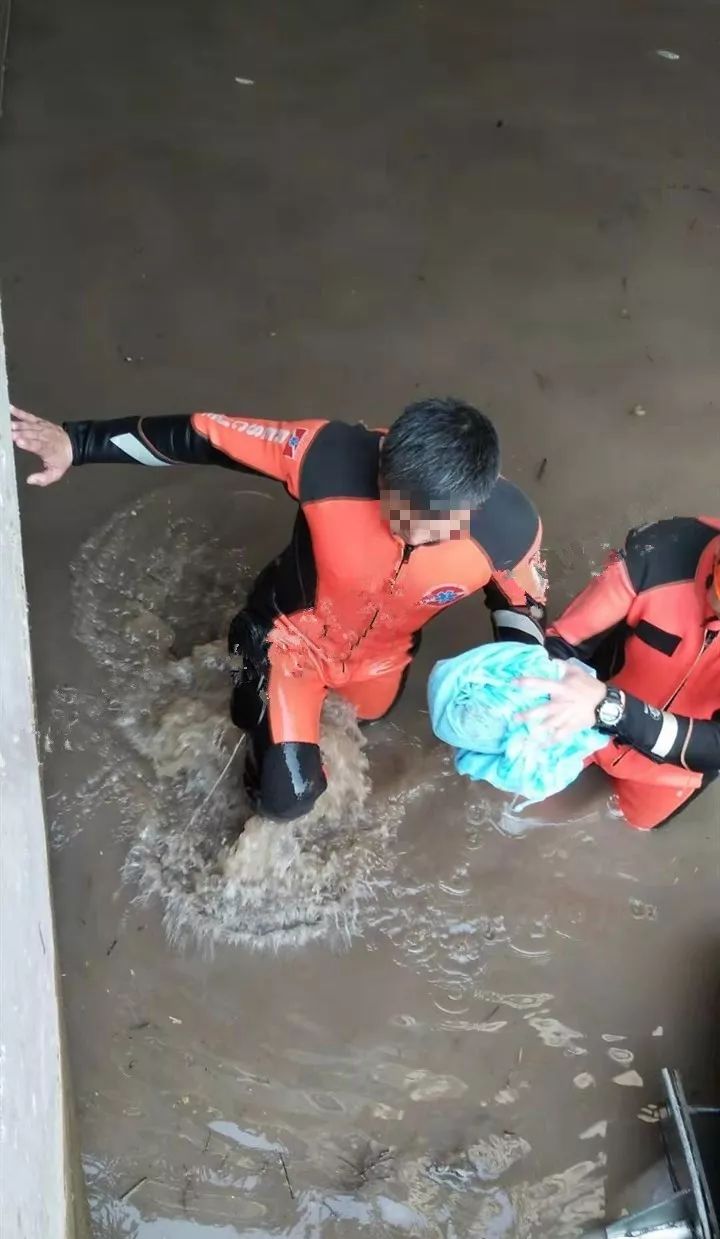 女子车祸中手臂被截断,救援队下河捞回残肢!医生:可惜只能截肢,因为