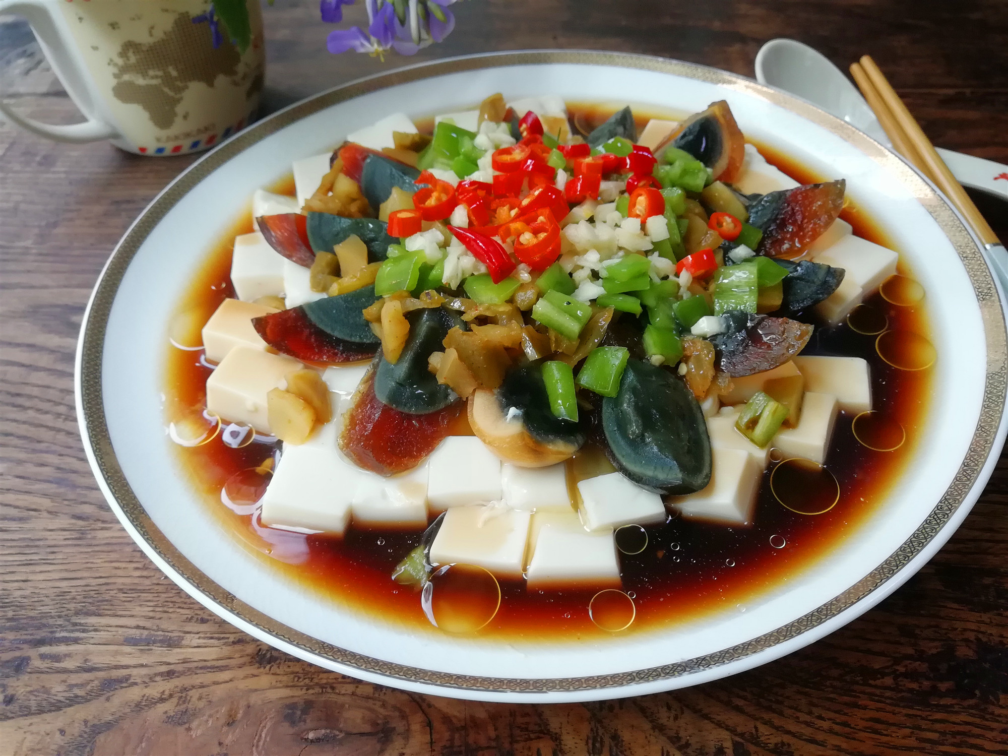 【皮蛋豆腐】材料:内酯豆腐1盒,皮蛋4个,油适量 ,榨菜1包,尖椒1个