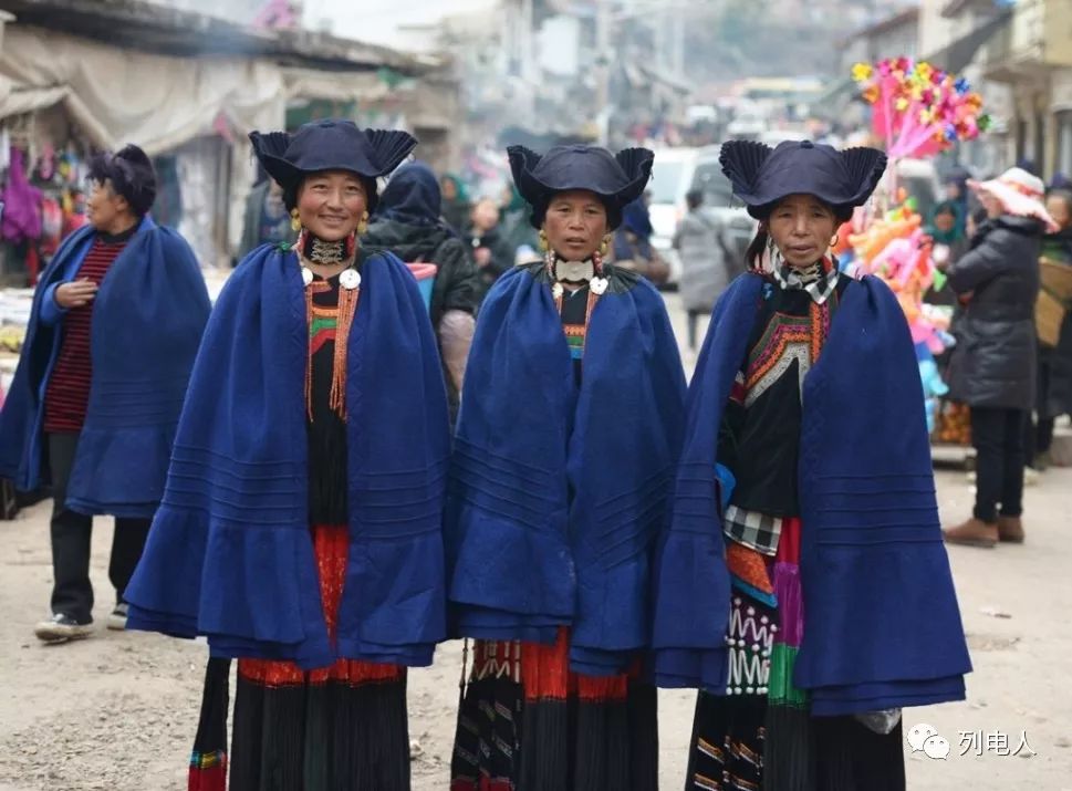 彝族女性披毡图片