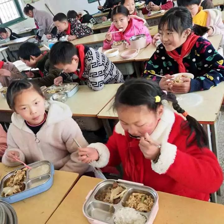 【营养工作】丁湖索滩村书记到小学陪餐关心孩子健康成长