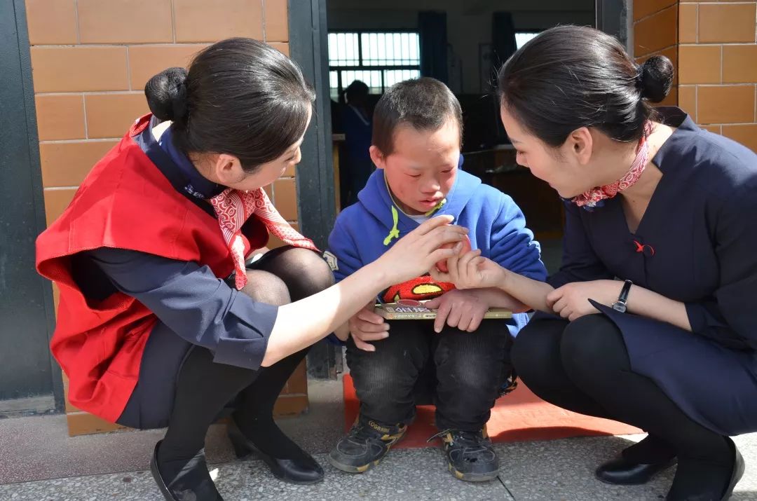 爱在东航公益行 走进周至聋哑学校_爱心