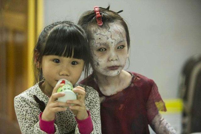 两个小女孩恐怖图片