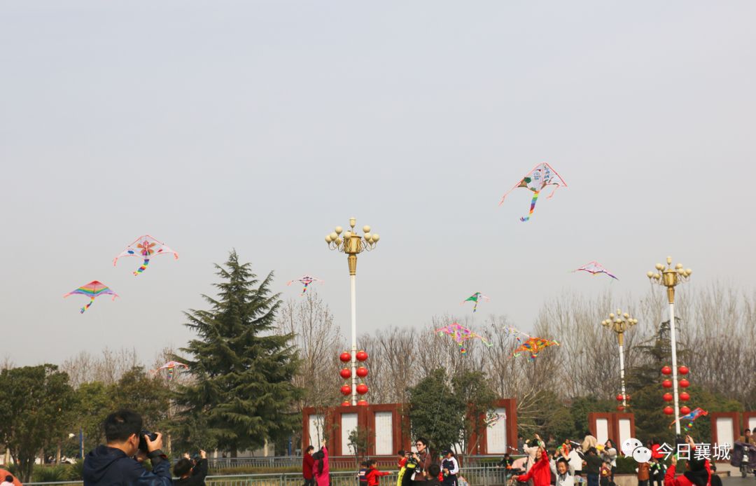 3月17日上午,县图书馆在八七广场开展我爱襄城 放飞梦想风筝少年