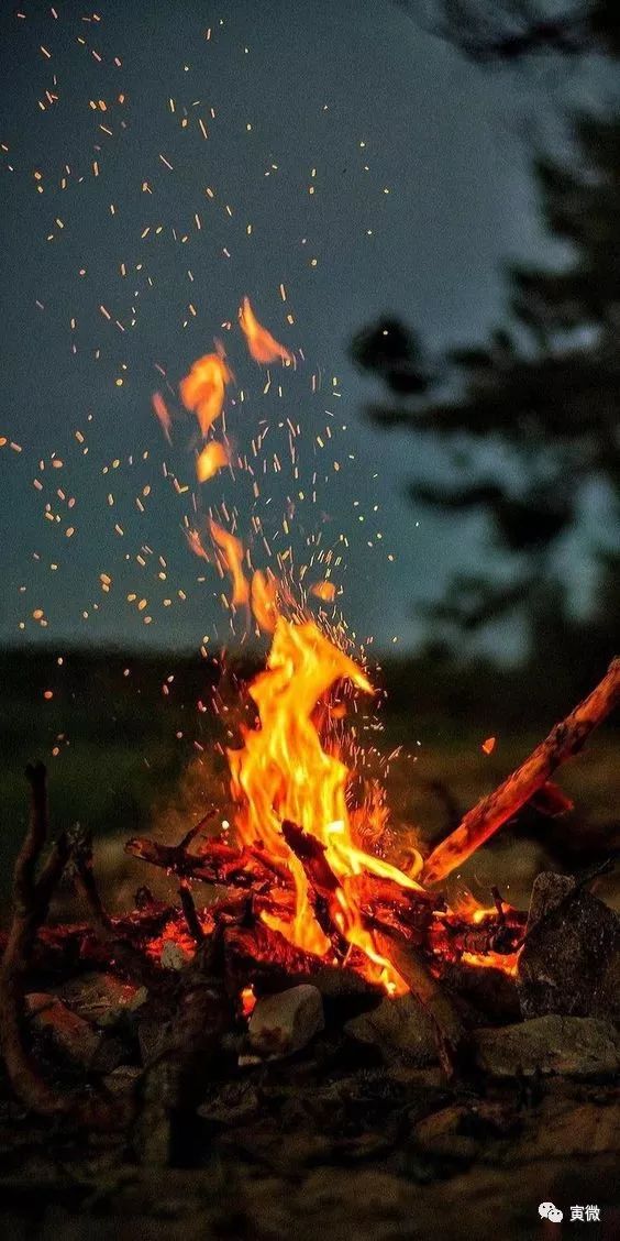 在星空下燃烧篝火再也找不到了飘到夜空中思想会随着星火飞散然后会