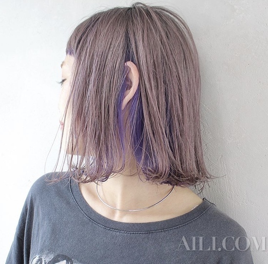 尤其以偏向高冷的紫色调最为热门,而专业发型师认为这个色系之所以会