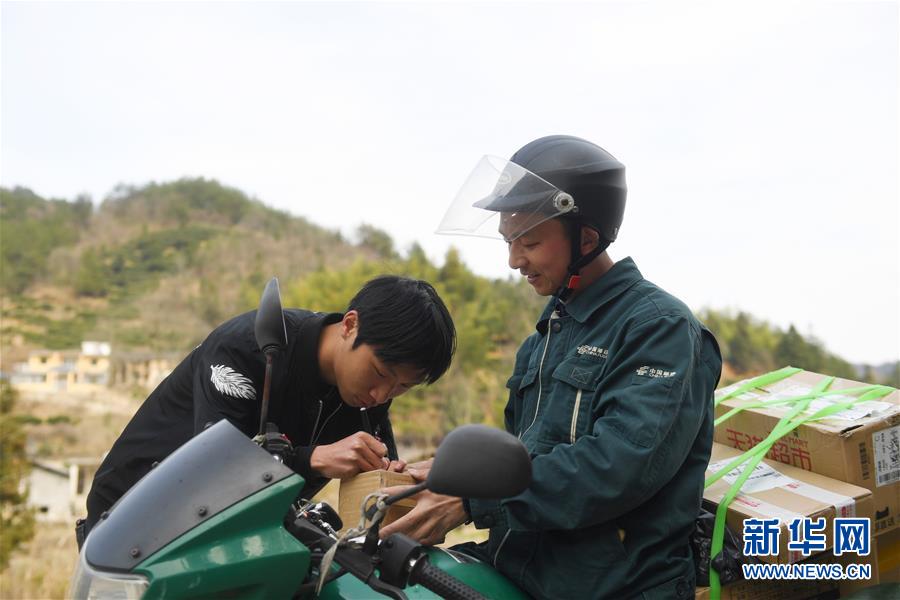 山乡邮路 服务百姓_储选明