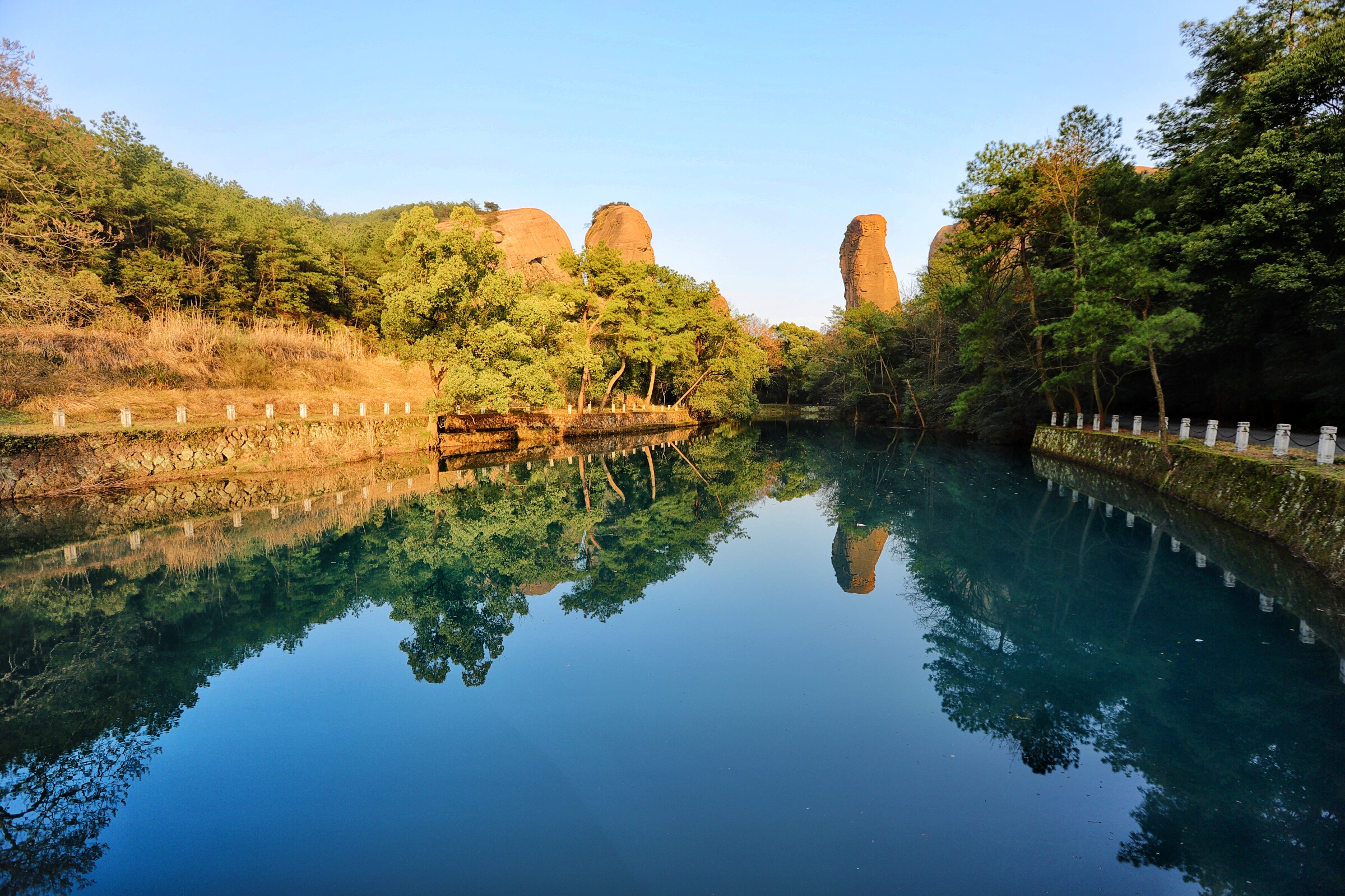 位于弋阳龟峰的山峰中,我们因为常常采风,发现了一座山峰形态很像是穿