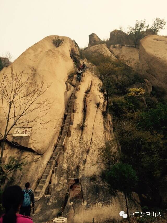 天梯,是凤凰岭最为著名的景点之一,坡度陡,总共53级台阶,又称五十三