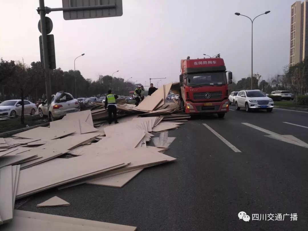 突发连续交通事故致成都东三环外侧主道大堵车