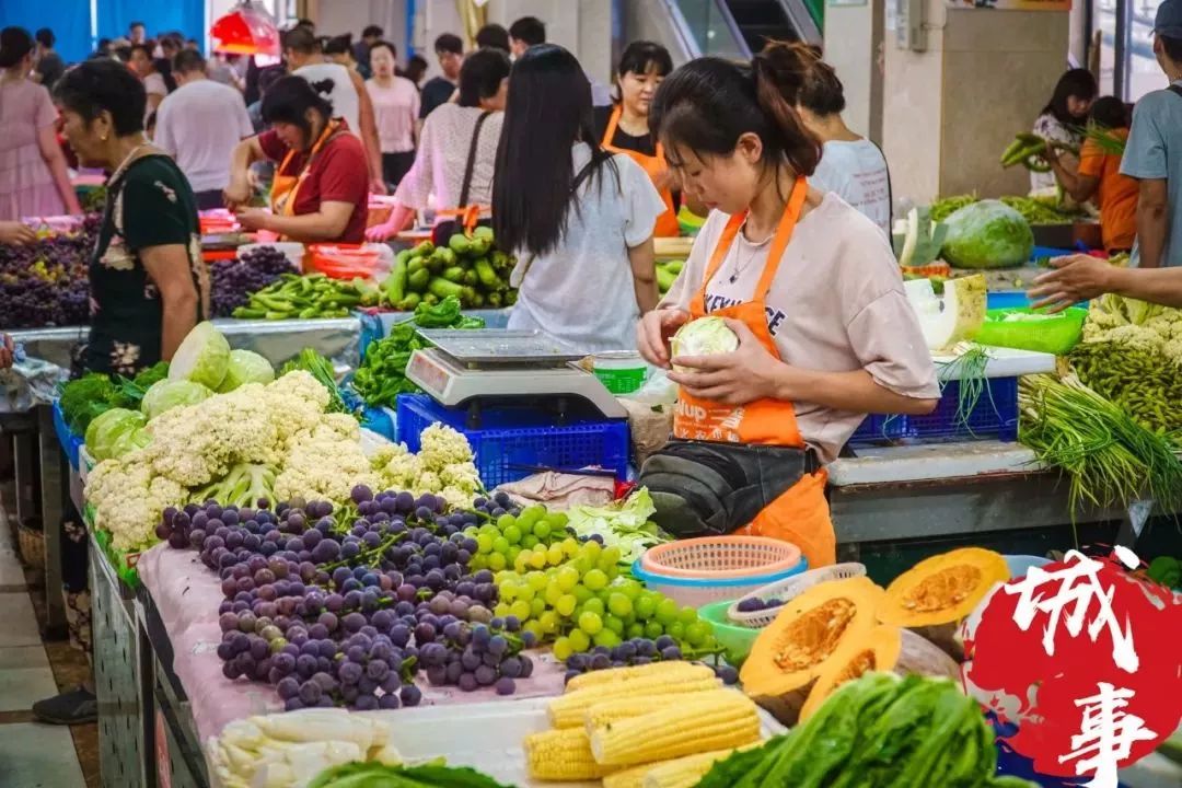 市场内宽敞明亮 蔬菜区,水果区,活禽区,水产区等等 功能区域分明,经营