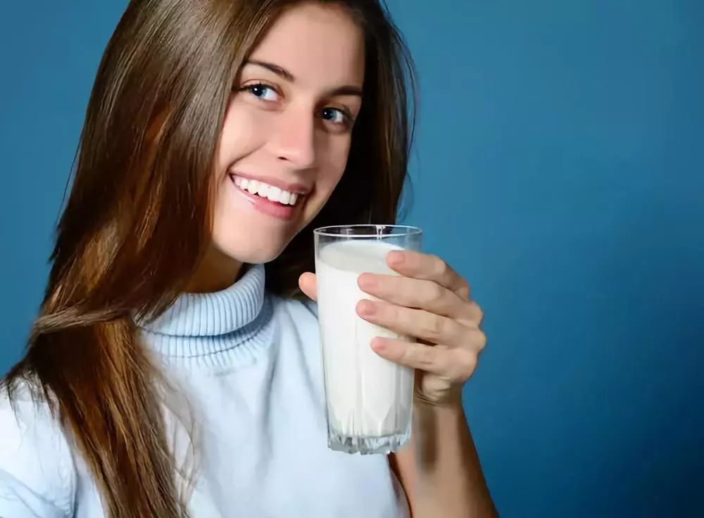 图片[2]-一天中什么时候喝牛奶对健康最有益-乐学小窝