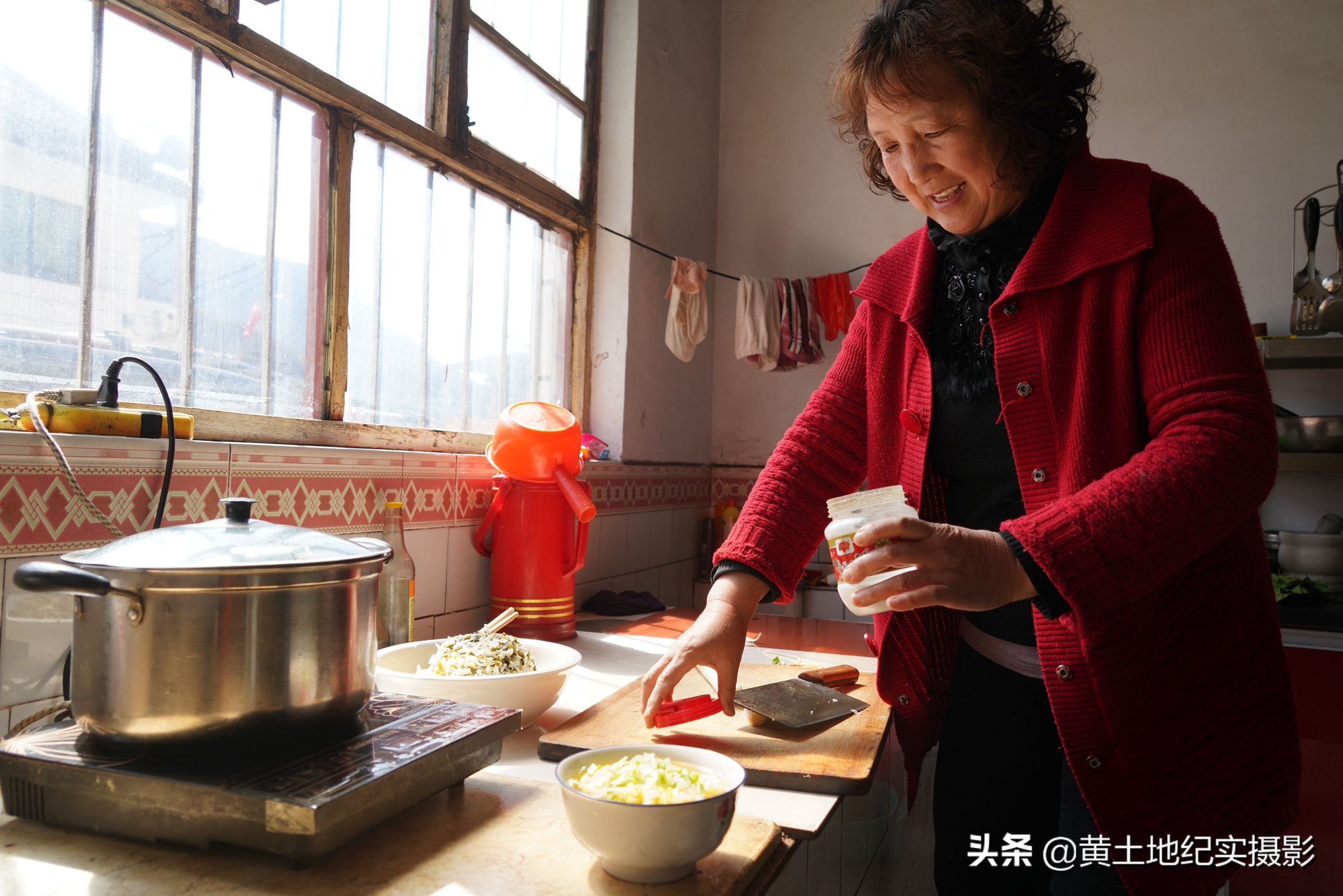 山西農村大媽賣美食酸菜麵價格很便宜,城裡人開了3小時車都來吃-搜狐