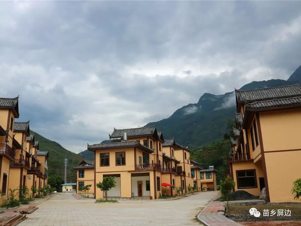 會黃果地,大石頭兩個村實施易地扶貧搬遷,後來,相繼有玉屏鎮,白河鎮