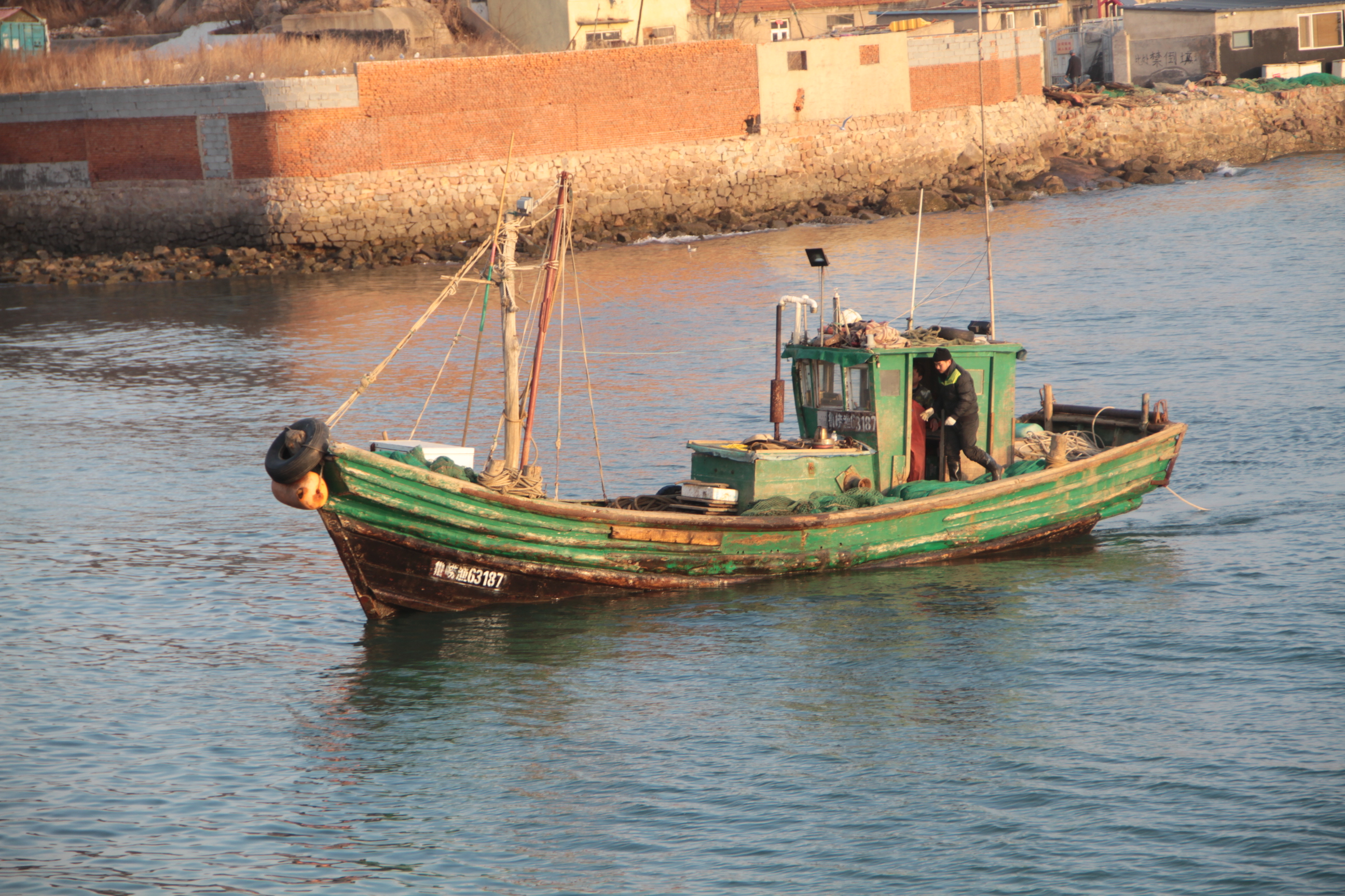 距离青岛近海23海里左右,本地的小渔船就开始全面出海捕鱼