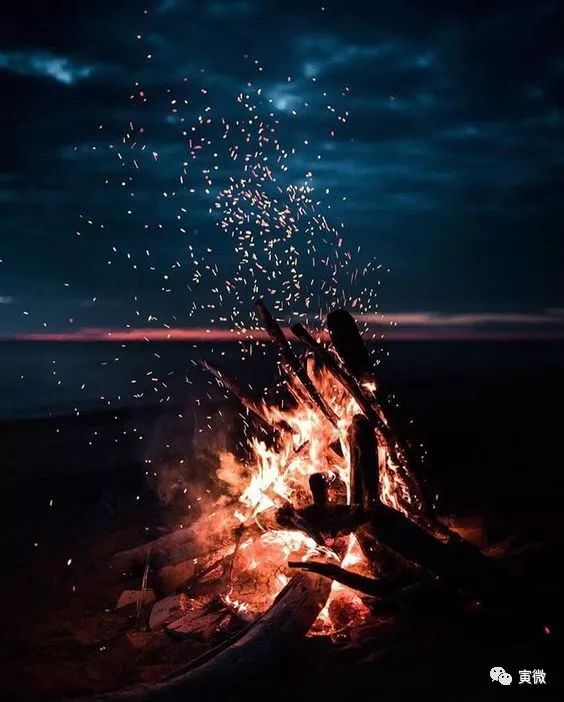 在星空下燃烧篝火再也找不到了飘到夜空中思想会随着星火飞散然后会