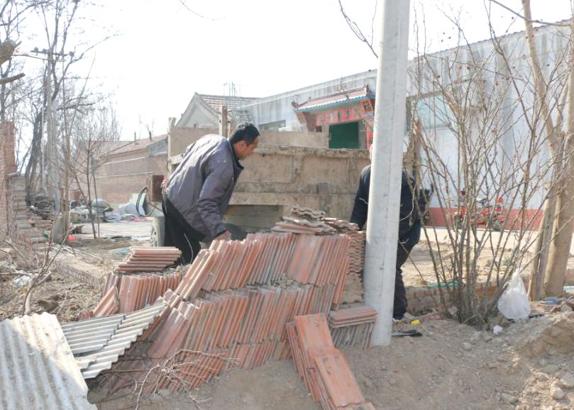 应寺村一位老人告诉小编,他家住在一个非常窄小的小巷里,街道只有一米