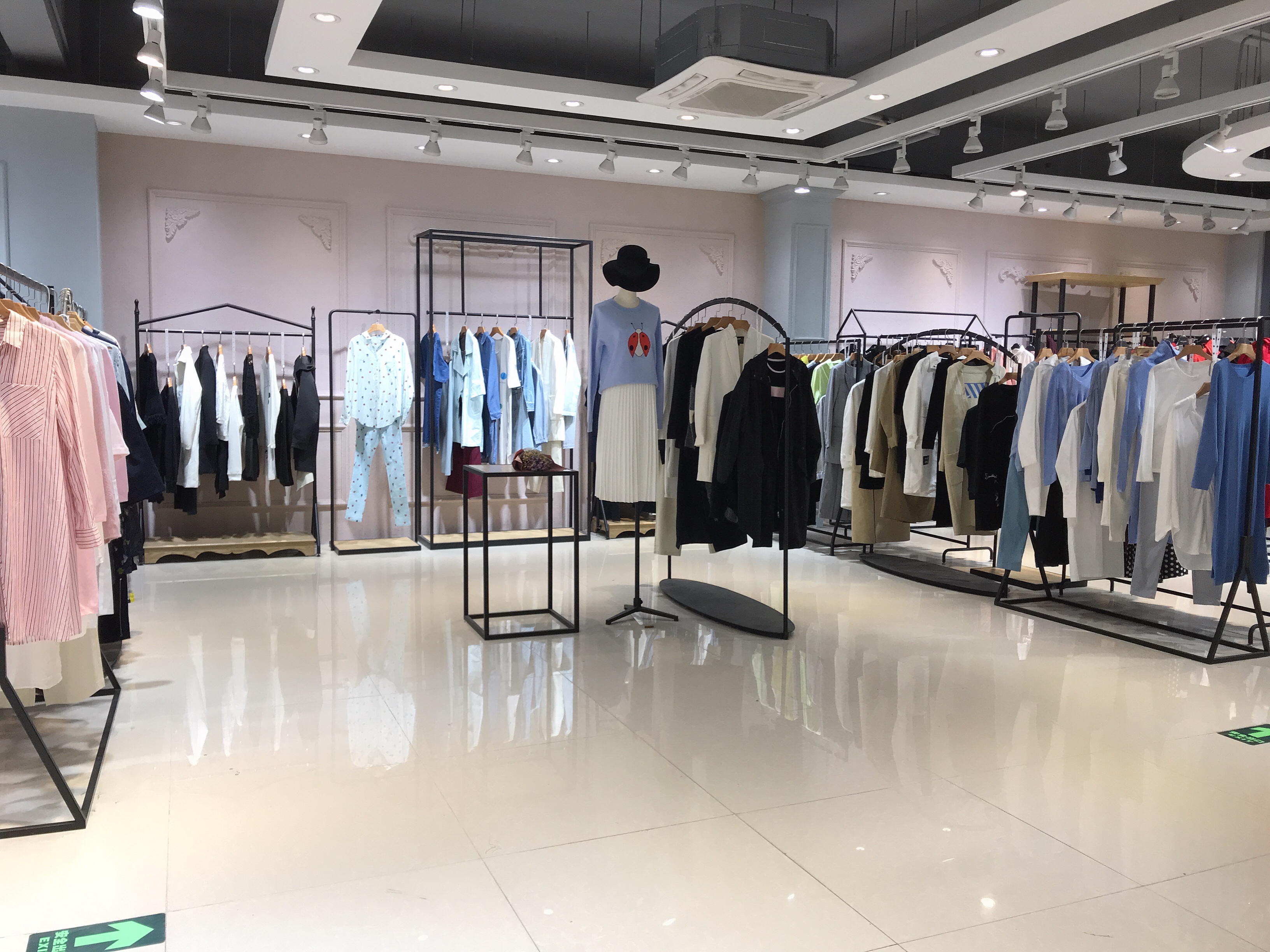 女装服装店实体照片图片