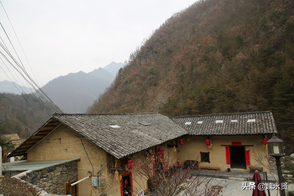 山沟里的土屋有的废了有的花百万改造,奶奶守着土屋用石磨磨豆腐