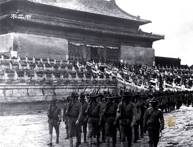 老照片:直击八国联军侵华时的真实镜头,列强在紫禁城搞胜利阅兵