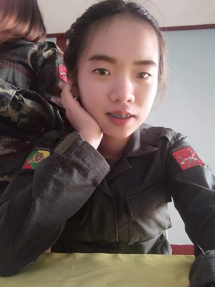 佤邦美女女兵图片