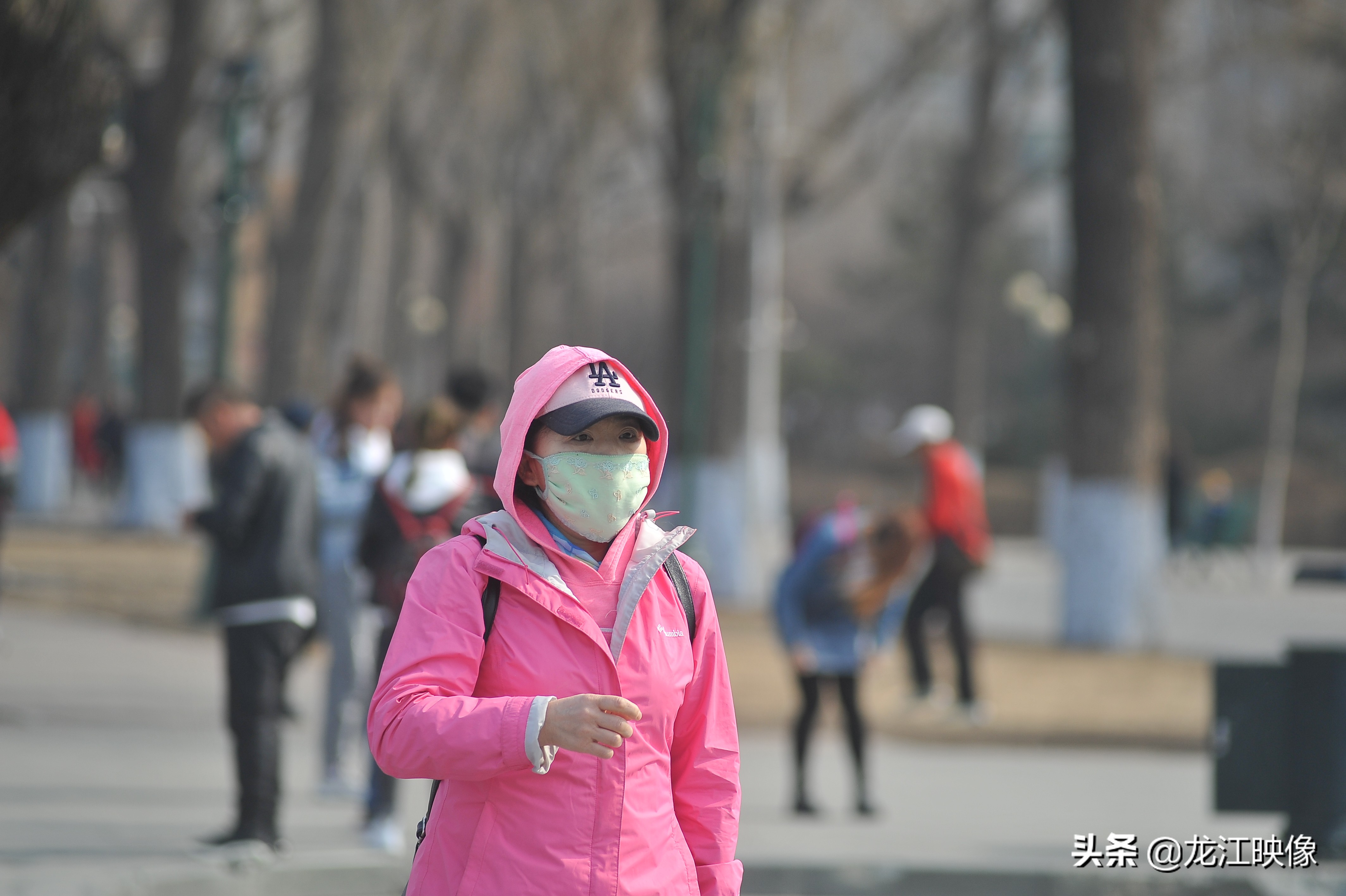 疫情满大街戴口罩图片图片