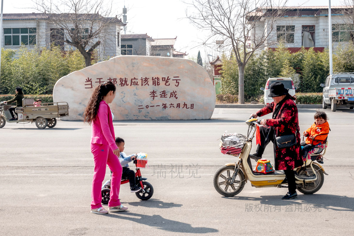 实拍：中国唯一“村级市”5年过去了，依然是个闹剧