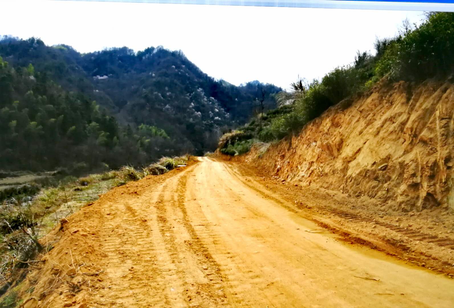 图为新铺沟村至安家河村乡村道路建设项目