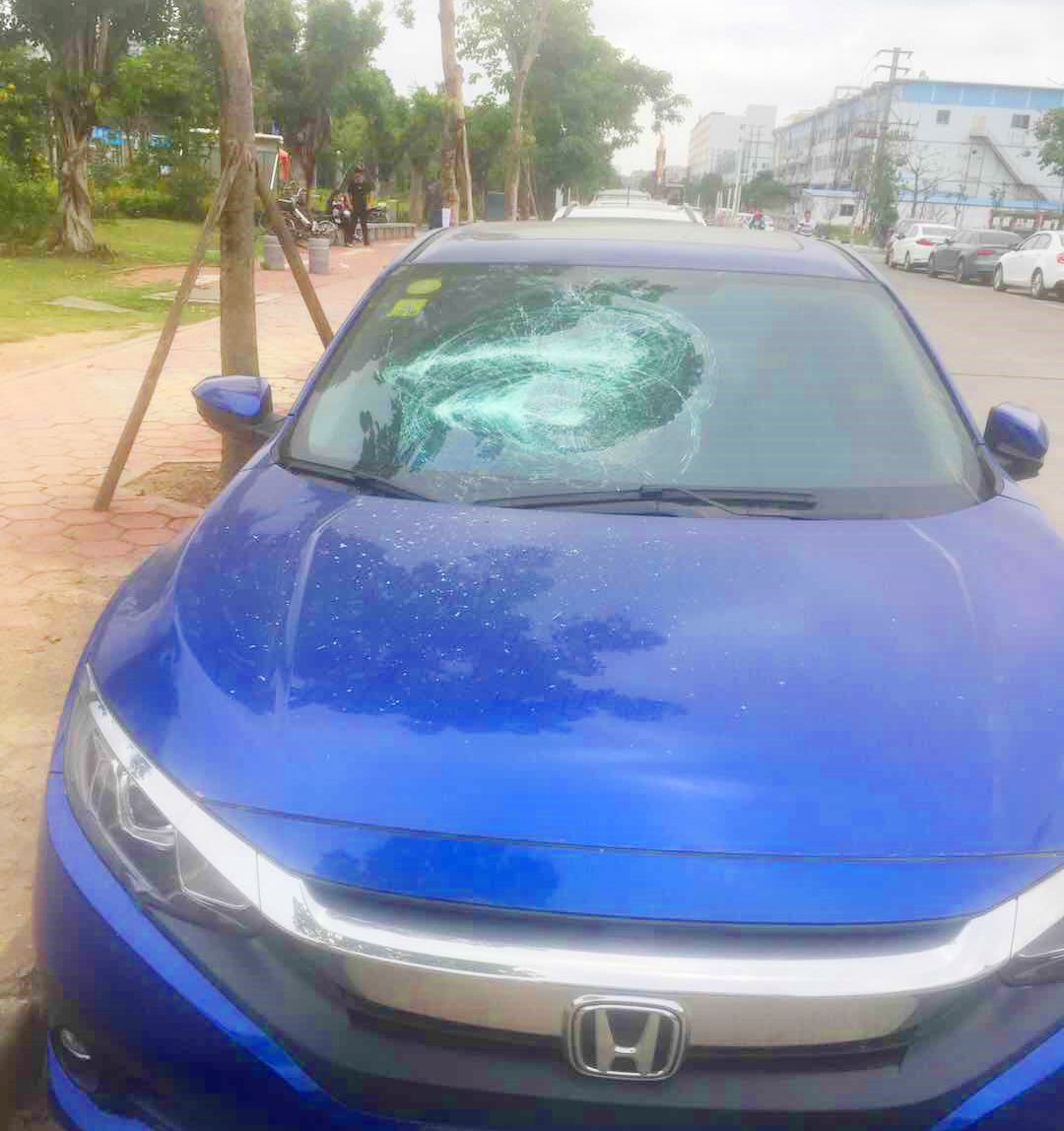 车头的玻璃被砸成蜘蛛网形状斗门一台蓝色思域被人砸了