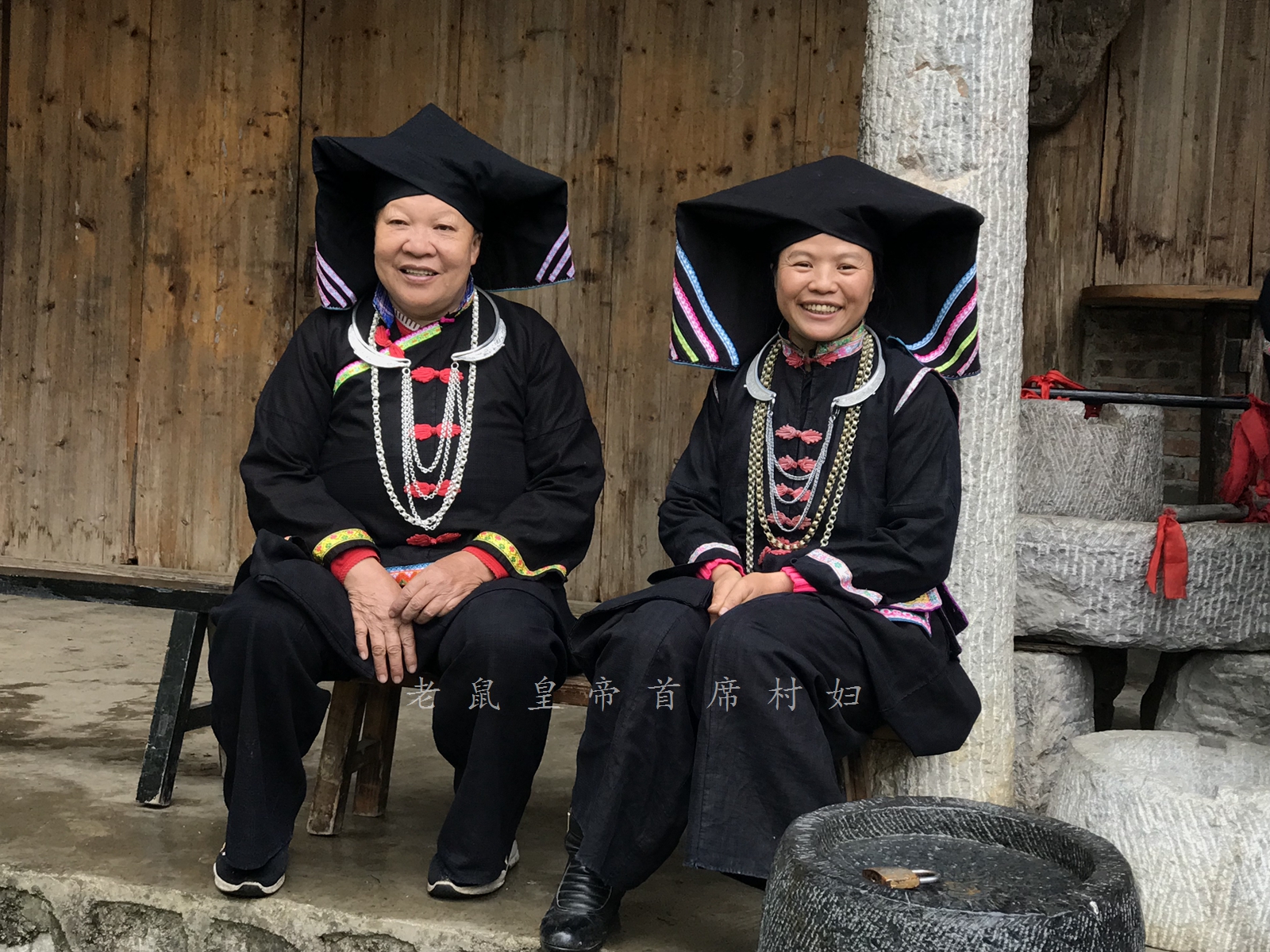 中越边境深山黑衣壮坟地与民房比邻,专出美女