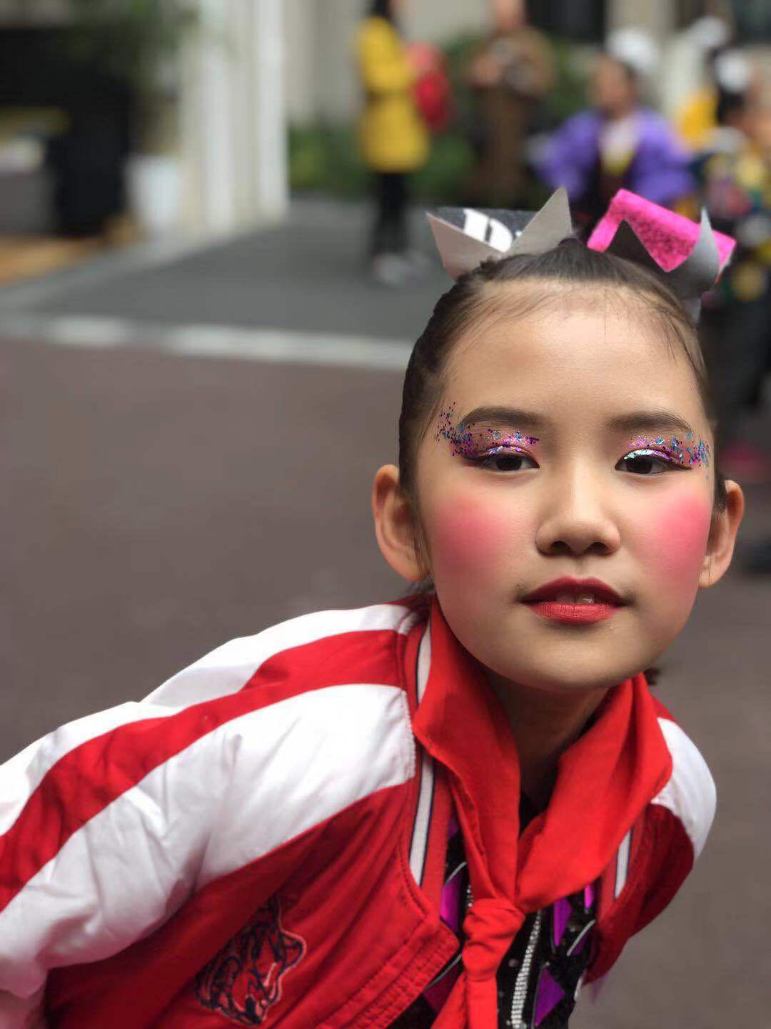 小美化妆小学生图片