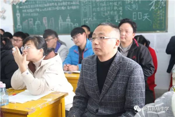 专家走进教室听课参加此次活动的领导有:新县人民政府副县长臧曼,县