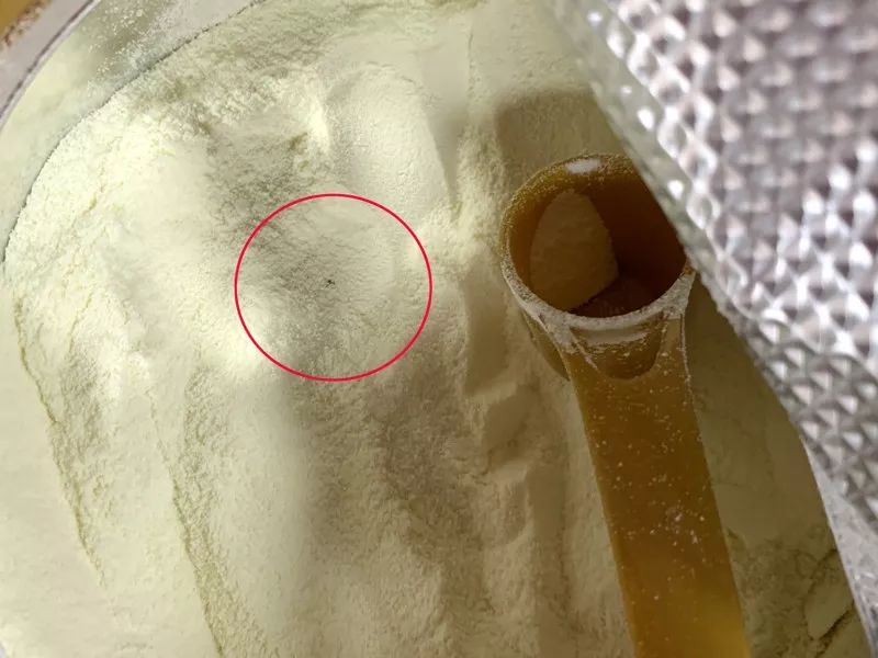 奶粉中的焦糖颗粒照片图片