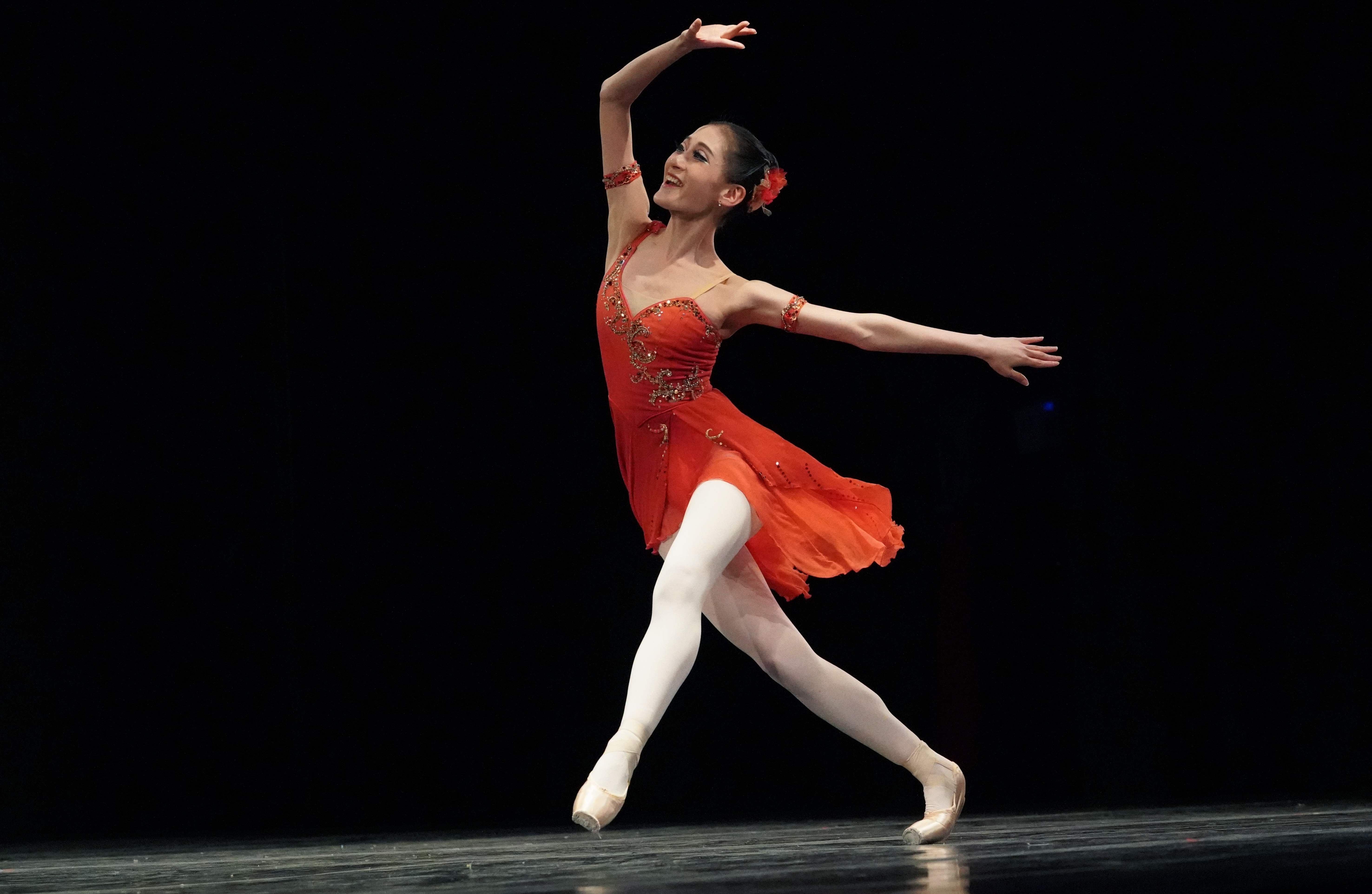 3月19日,在美国纽约,来自韩国的芭蕾舞演员参加比赛