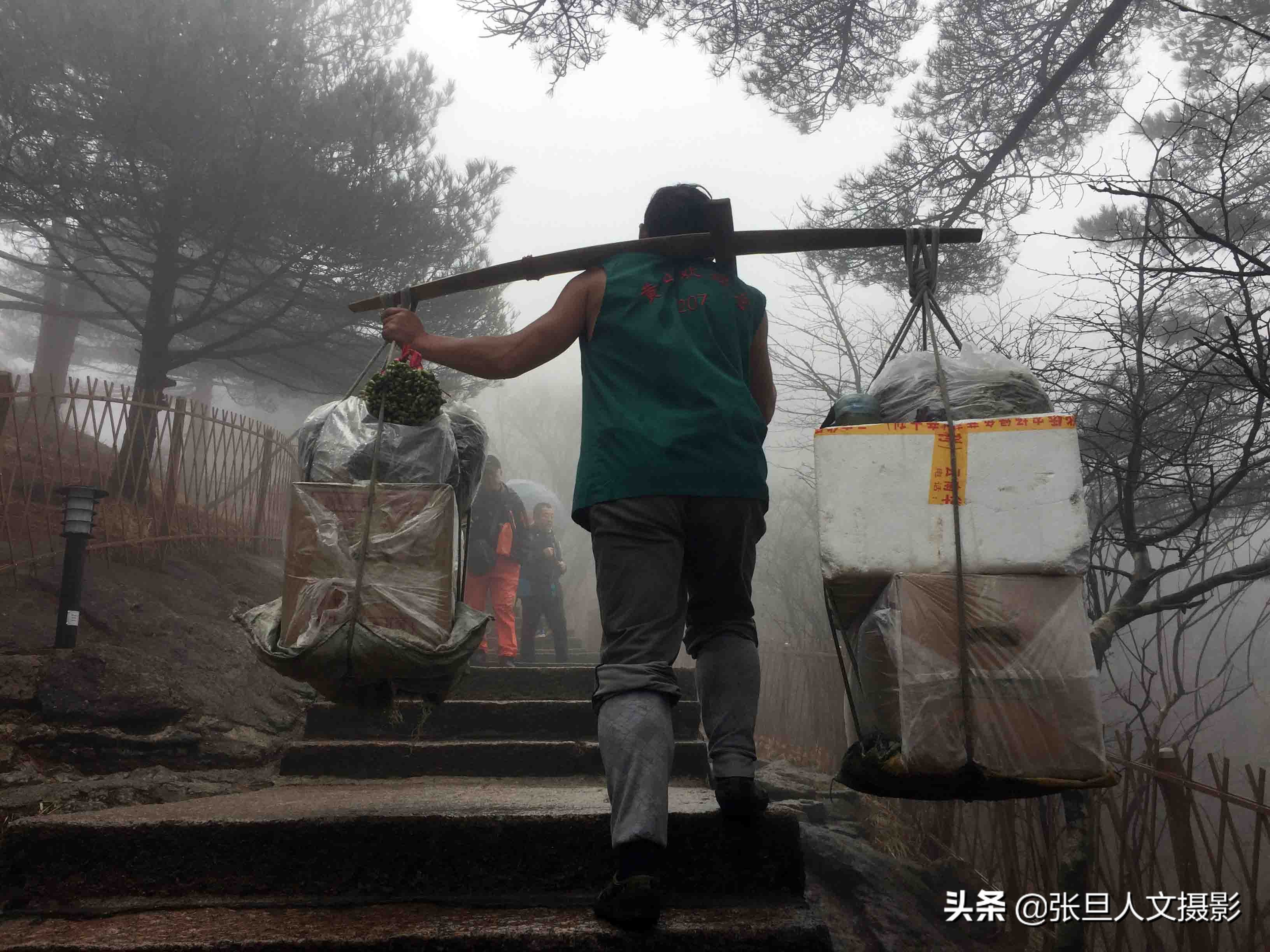 黄山挑夫可能是天下最累的赚钱人 天天挑180斤重物爬山听他这样说