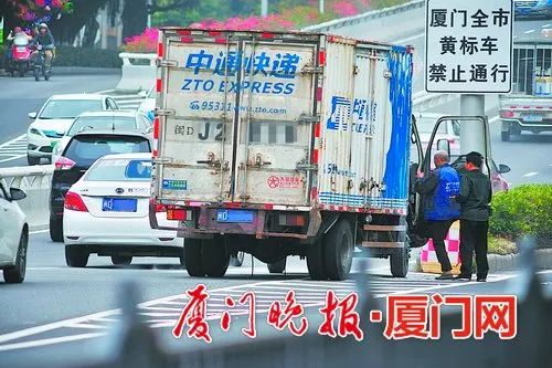 點贊快遞車著火廈門公交司機熱心救火