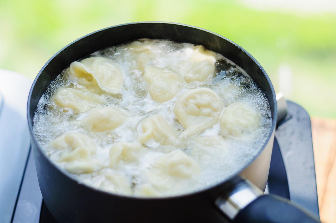 煮餃子時加點料不破皮不粘連還熟得快