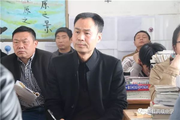 专家走进教室听课参加此次活动的领导有:新县人民政府副县长臧曼,县