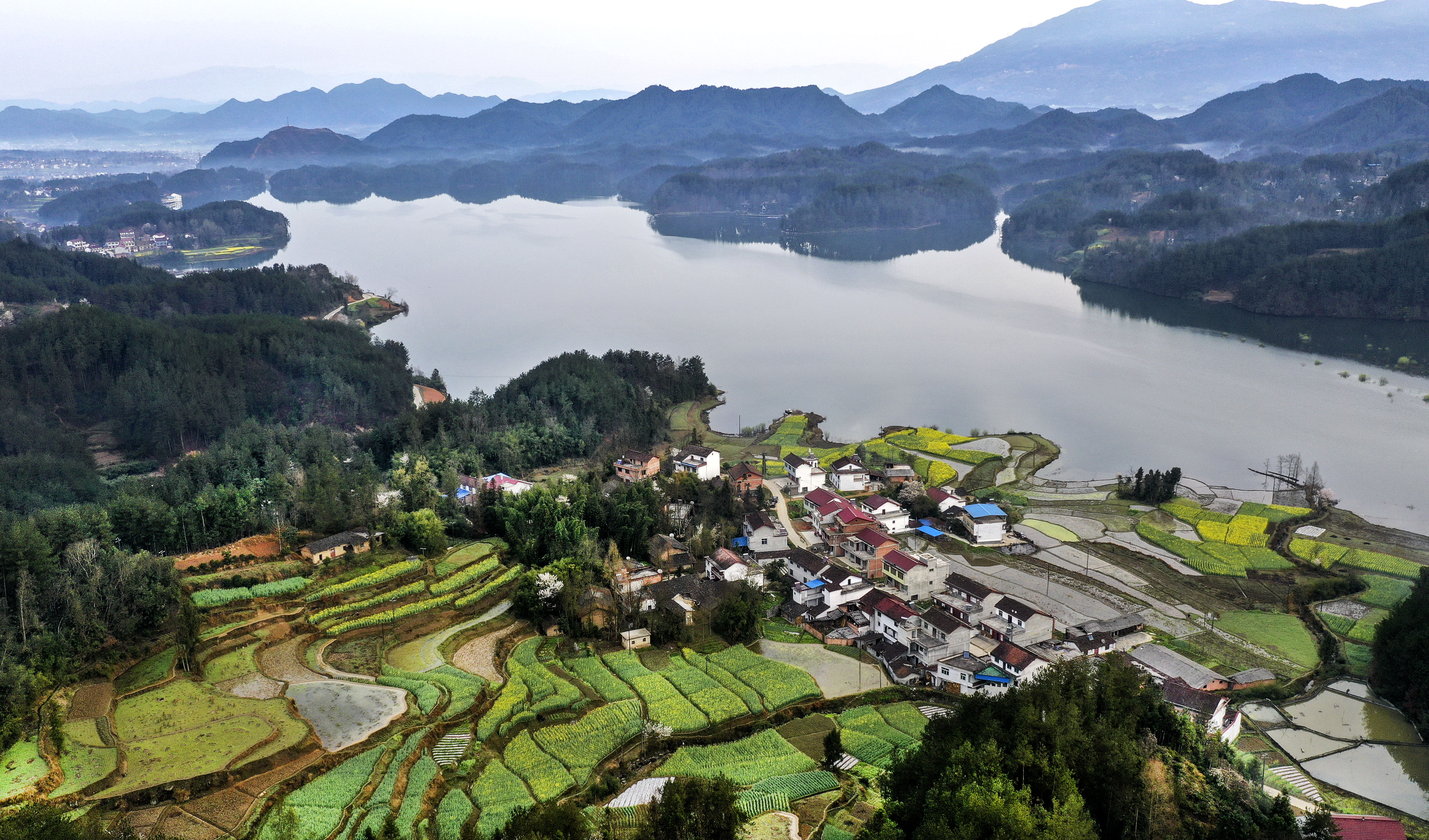 游客在汉中市石门栈道风景区乘坐小火车观光(3月17日摄.