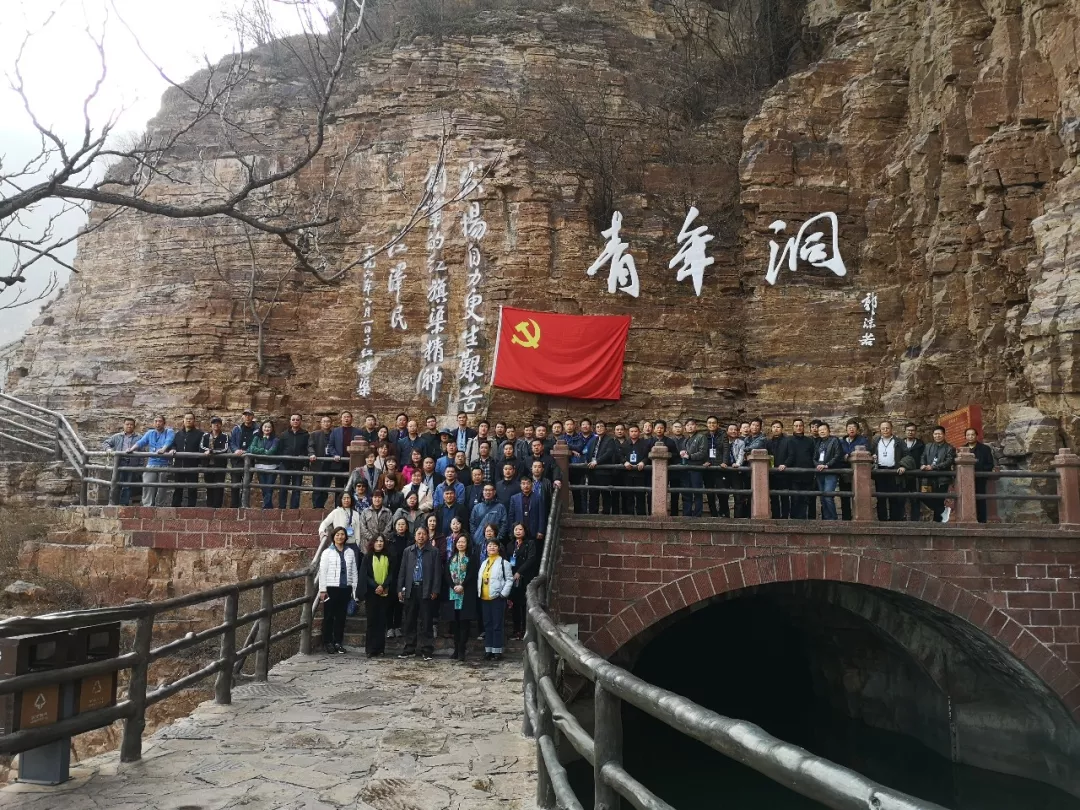 實踐基地現場,參會嘉賓和學生在體驗中感受紅旗渠精神