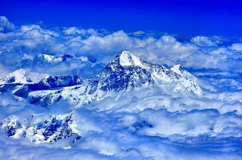 珠穆朗玛峰顶端图片