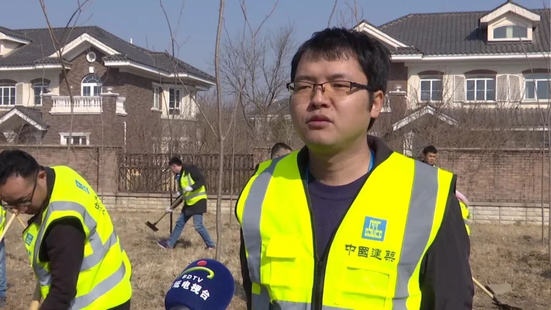 康景物业公司 王晓翠大家分别来到京津新城各处主干道路,一起动手