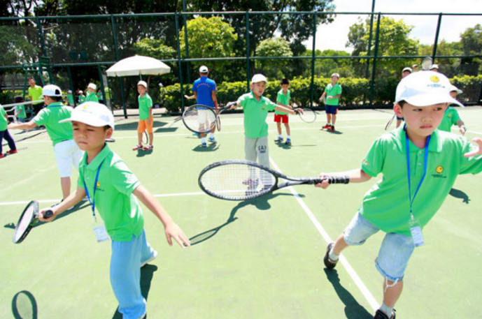网球训练营集训特点:1,根据青少年特点安排网球训练课程,先进教学理念