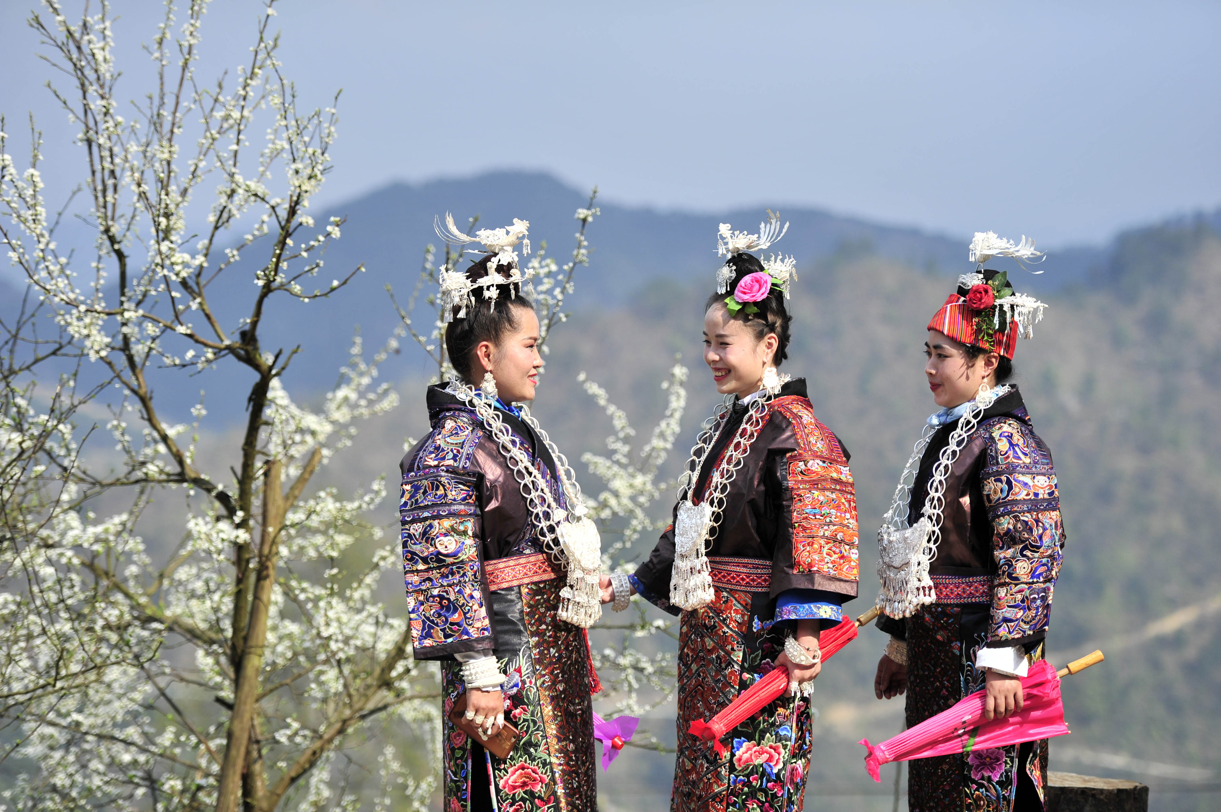 3月21日,在贵州省台江县施洞镇小河村猫坡寨,当地村民身着盛装参加