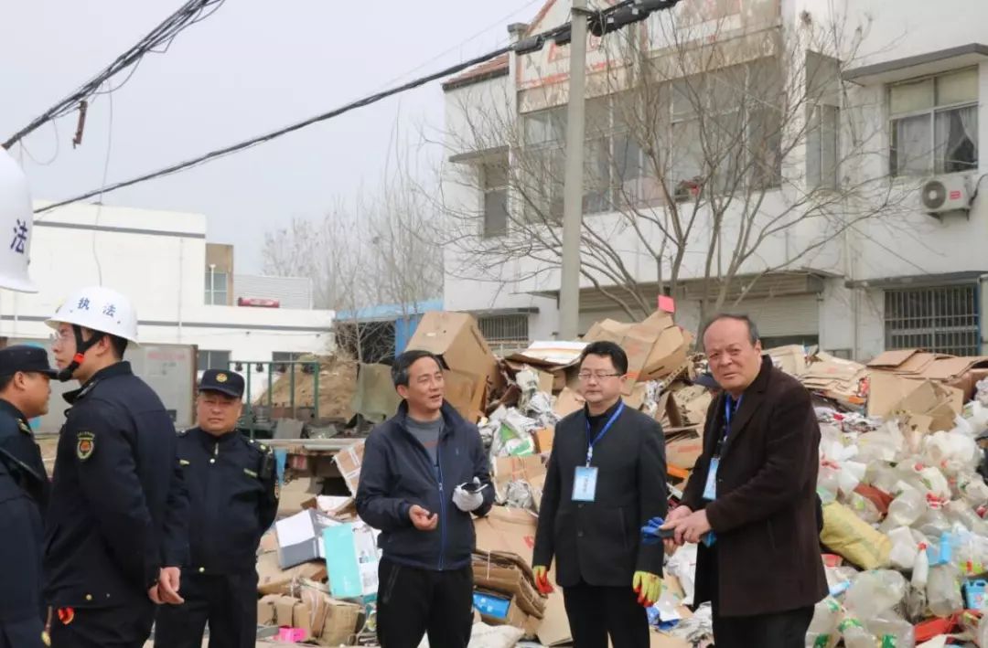 赣榆沙河镇出动40余人全面清理这条路沿线废品收购点