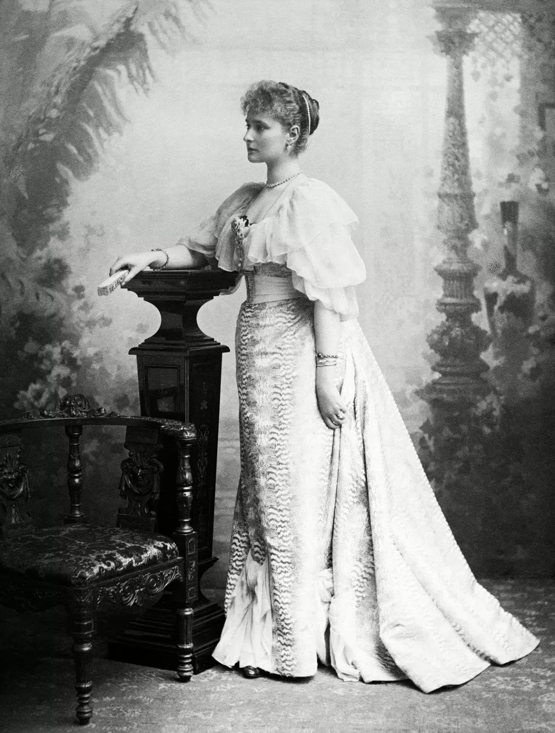 老照片19世纪的欧洲名媛身着礼服长相十分美艳
